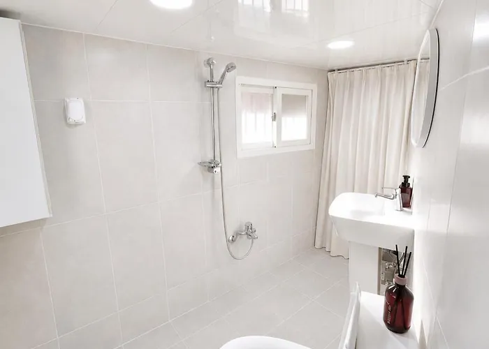 Shinchon Ground Floor, Entire Private 3br House Сеул